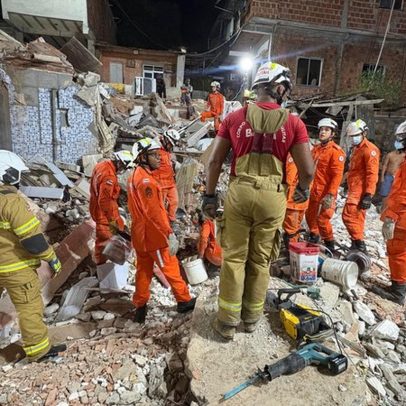 Prédio de 3 andares desaba em Salvador deixa ao menos 2 mortos