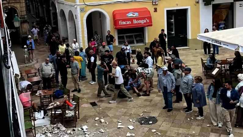 imagem colorida predio desaba em cima de turistas na espanha