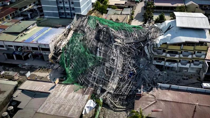 Uma vista aérea mostra os escombros de um prédio que desabou em 24 de maio de 2026 em Angeles, província de Pampanga, Filipinas.