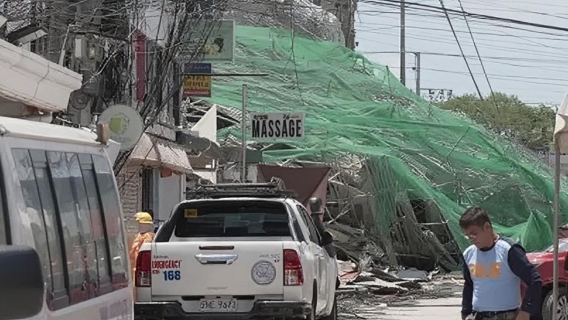 Foi aberta uma investigação para apurar as causas do desabamento do prédio de vários andares na cidade de Angeles, ao norte da capital, Manila