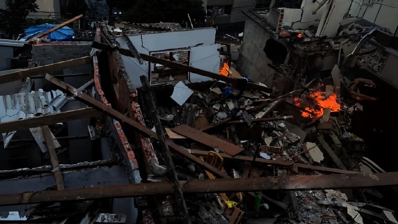 Escombros na Rua Floresto Bandecchi, no bairro Jaguaré, zona oeste de São Paulo, após explosão em obra da Sabesp