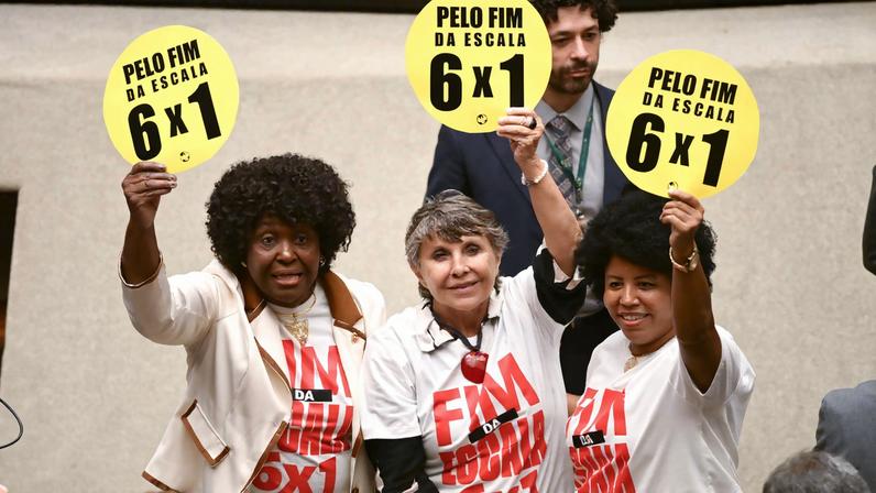 presidente-da-camara-dos-deputados-hugo-motta-ao-lado-de-parlamentares-da-base-governista-durante-discussao-sobre-a-proposta-que-preve-o-fim-da-escala-6×1-metropoles-4