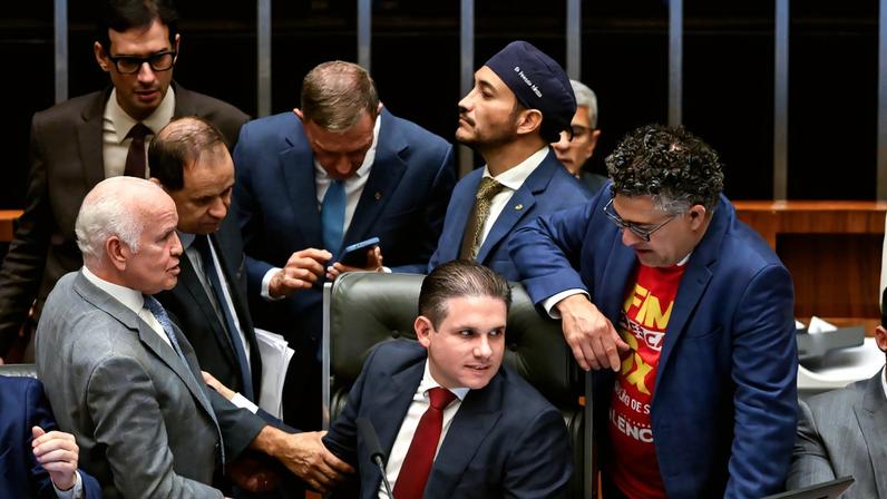 presidente-da-camara-dos-deputados-hugo-motta-ao-lado-de-parlamentares-da-base-governista-durante-discussao-sobre-a-proposta-que-preve-o-fim-da-escala-6x1-metropoles-5