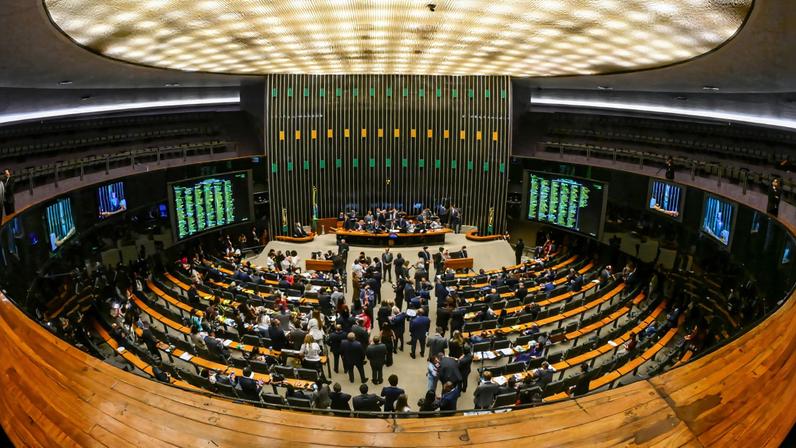 presidente-da-camara-dos-deputados-hugo-motta-ao-lado-de-parlamentares-da-base-governista-durante-discussao-sobre-a-proposta-que-preve-o-fim-da-escala-6x1-metropoles-6