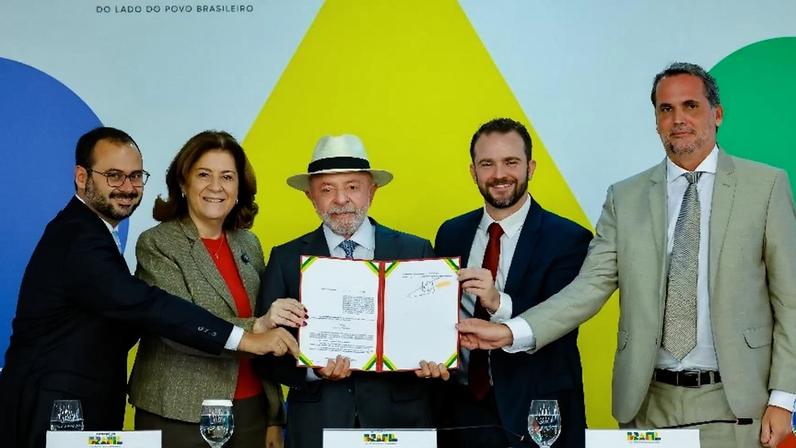 Lula e ministros durante assinatura do Novo Desenrola Brasil, no Palácio do Planalto