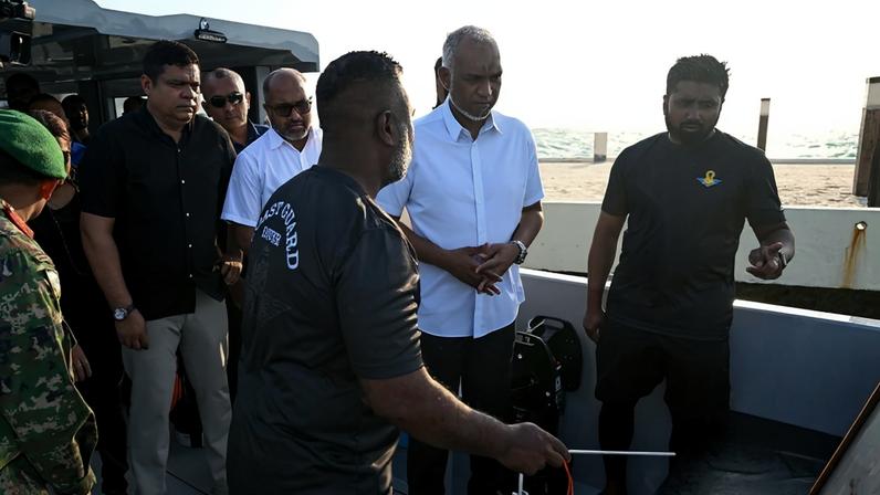 Presidente Maldivas durante ação de resgate de turistas italianos