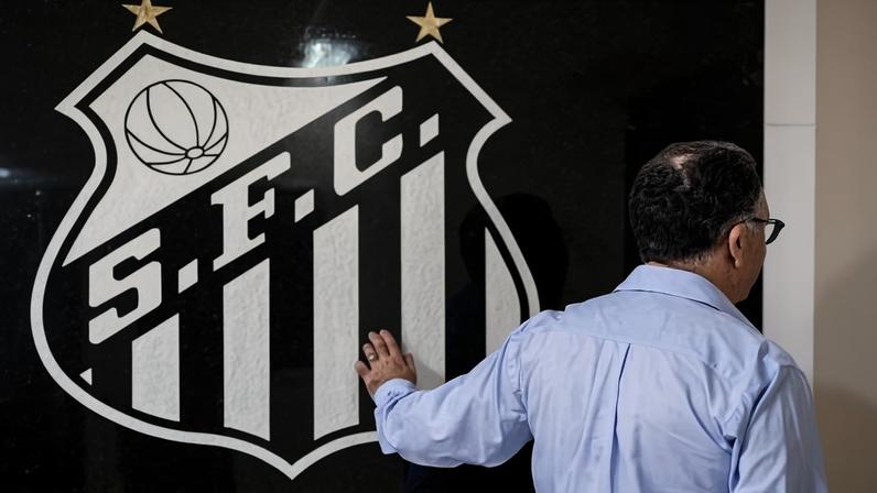 Presidente Marcelo Teixeira posa com símbolo do Santos