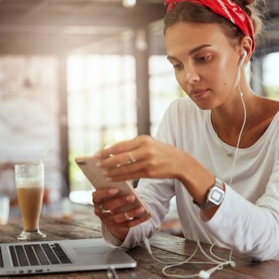 Uso excessivo de celular pode prejudicar ombros e postura, alerta médico
