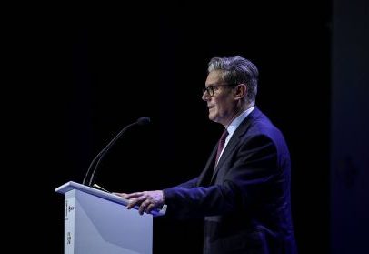 Starmer enfrenta reunião de gabinete crucial após pedidos de renúncia