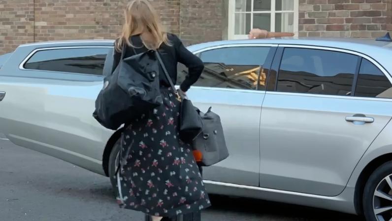 Beatrice carregando bagagem e usando um Uber: situação nunca vivida por outras princesas