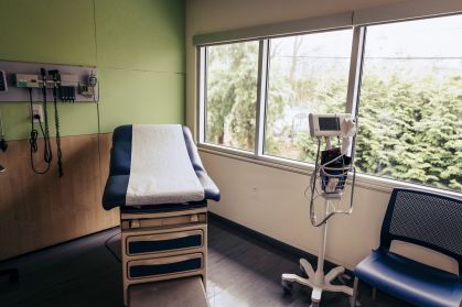 Uma mulher britânica passou anos tentando obter a cirurgia de laqueadura pelo NHS (Serviço Nacional de Saúde do Reino Unido), enquanto o sistema de saúde local financia vasectomias para homens