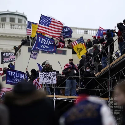 Policiais atacados no Capitólio processam fundo ligado a Trump