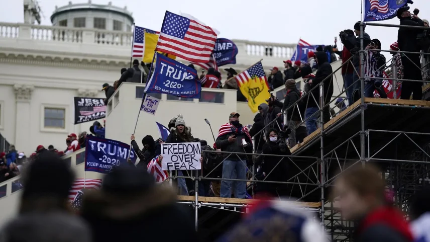 Apoiadores de Trump na invasão ao Capitólio dos EUA, em 6 de janeiro de 2021 (Foto: WILL OLIVER/EFE/EPA)