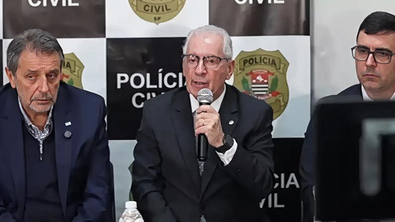 Costa (ao centro) afirmou que a prisão de Deolane teria “caráter pedagógico” para que jovens não queiram ser “advogados do PCC”