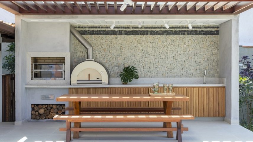 Arquitetos explicam como unir exaustão, layout e materiais certos para criar uma área gourmet com churrasqueira acolhedora e perfeita para receber — Foto: A+R Fotografia/Divulgação | Projeto do arquiteto Jean Felix