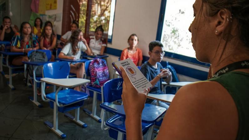 Roda de conversa sobre pobreza menstrual, realizada pela Frente de Direitos Sexuais e Reprodutivos da Casa das Mulheres (“MARÉAS”) com alunos do preparatório para o Ensino Médio, na sede da Redes da Maré. Na ocasião os alunos puderam conhecer o “Crônicas MARÉAS”, uma dinâmica de jogo colaborativo de cartas e adivinhação para debater de forma lúdica questões como pobreza menstrual, identidade de gênero, racismo, aborto, entre outras. Foto: Douglas Lopes/Divulgação