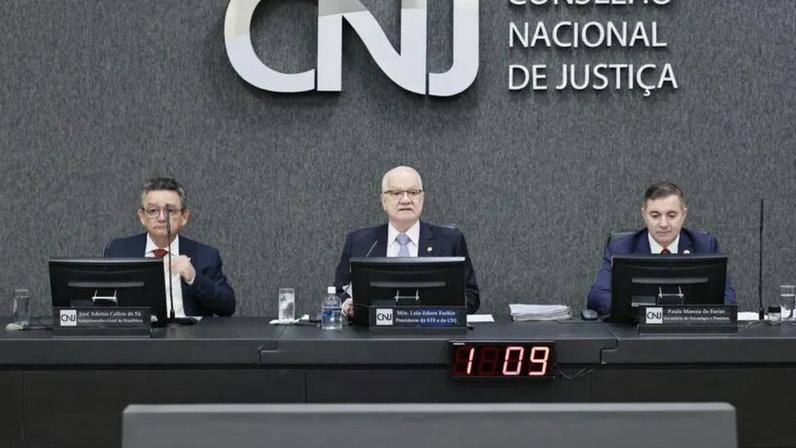 "Essa resolução que estamos propondo assegura o pagamento do que é devido por direito, sob a luz do sol, com clareza e transparência", afirmou Fachin (ao centro)