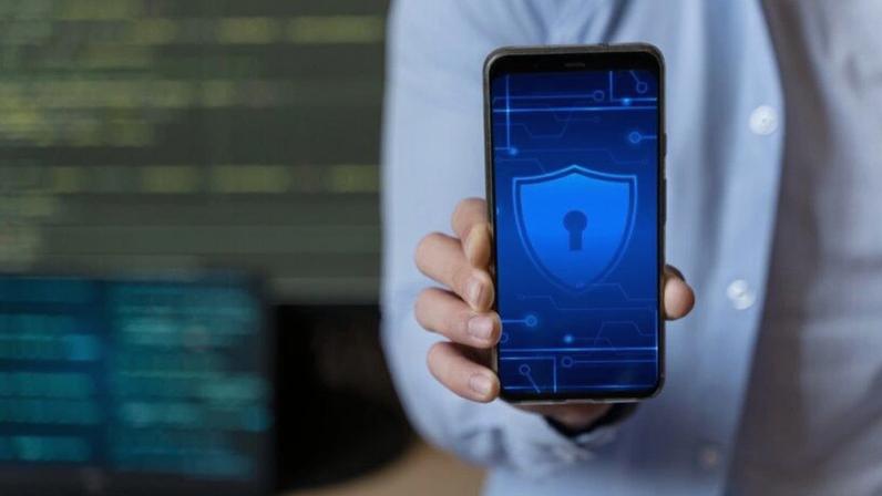 Na imagem, símbolo de proteção digital em aparelho celular
