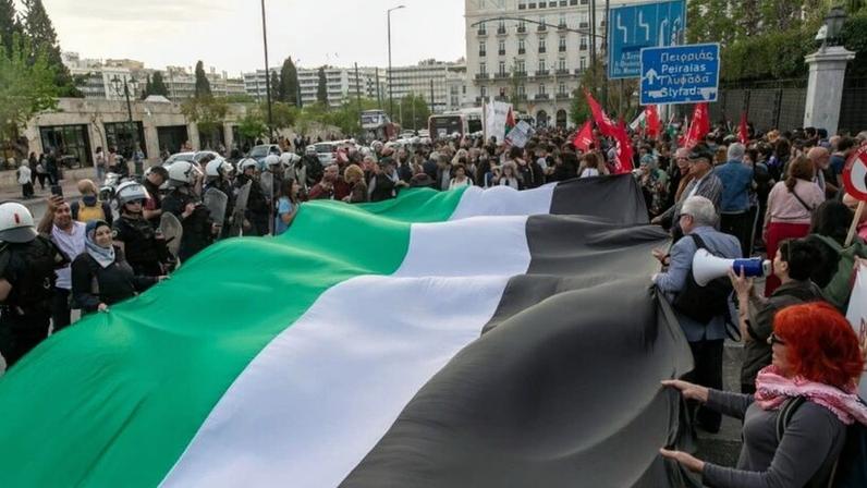 Manifestantes protestaram na 5ª feira (30.abr.2026) em frente ao Ministério das Relações Exteriores da Grécia, em Atenas, exigindo a libertação dos ativistas detidos por Israel
