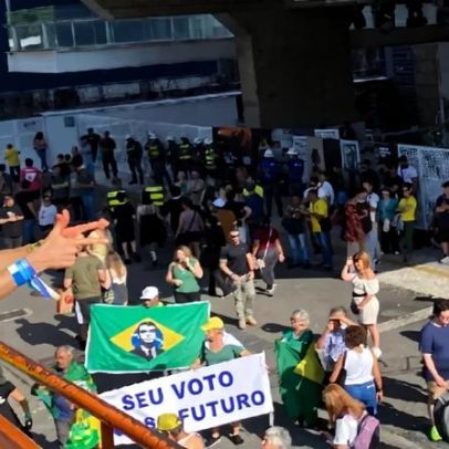 Ato da direita na Paulista reúne dezenas para louvores a Flávio Bolsonaro