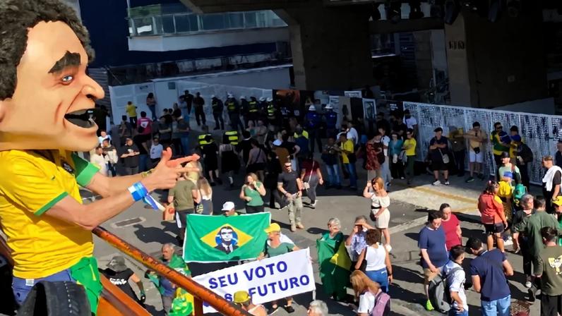 'Bonecão do Jair' acena para bolsonaristas do alto do carro de som na Avenida Paulista, em ato de 1º de Maio organizado pelo Projeto União Brasil