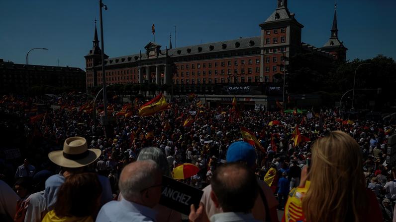 “Marcha pela Dignidade” pede a renúncia do presidente do governo socialista, Pedro Sánchez. (Foto: Daniel González/EFE)