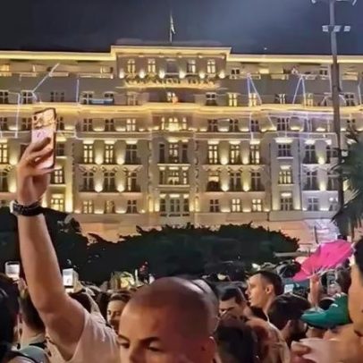 Protestos na fachada do Copacabana Palace antes de show de Shakira