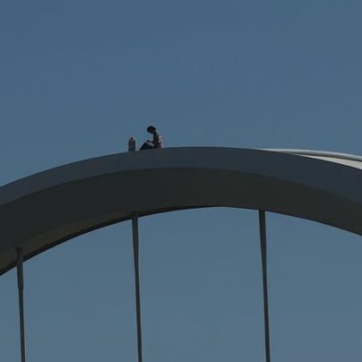 Ativista escala ponte em Washington para protesto contra guerra no Irã