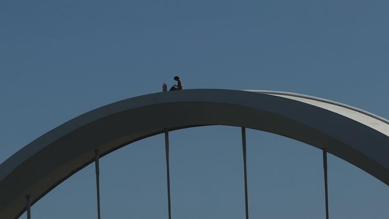 Homem escala ponte em Washington em protesto contra guerra