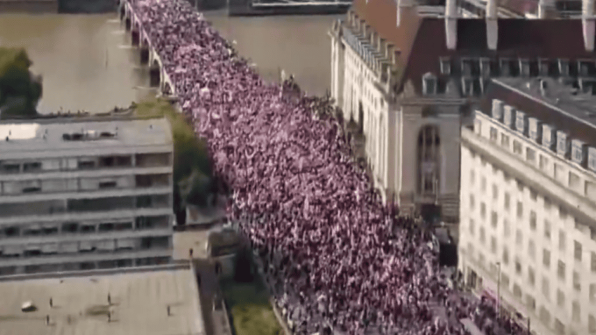 1 de 1 Mais de 50 mil pessoas participam de duas grandes manifestações que ocupam as ruas de Londres neste sábado (16/5). Entre os atos estão o movimento “Unite the Kingdom”, organizado pelo ativista político ultradireitista Tommy Robinson, e uma mobilização em apoio aos palestinos deslocados pela guerra Árabe-Israelense de 1948. De acordo com o jornal The Guardian, a polícia de Londres mobilizou cerca de 4 mil agentes, além de drones e veículos blindados, para reforçar a segurança e manter os grupos de manifestantes separados. Em comunicado divulgado neste sábado, a polícia informou que, até as 13h (horário local), 11 pessoas haviam sido presas por “uma variedade de delitos”. As autoridades, no entanto, não detalharam em qual das manifestações ocorreram as detenções. Nessa sexta-feira (15/5), o primeiro-ministro britânico Keir Starmer acusou os organizadores da marcha Unite the Kingdom de “propagarem ódio e divisão”. Durante o ato, muitos manifestantes foram vistos com bandeiras do Reino Unido, bonés vermelhos com a frase “Make England Great Again” e gritos pedindo a saída de Starmer, que enfrenta um dos momentos mais delicados de seu governo. Já no ato pró-Palestina, manifestantes empunhavam cartazes contra a extrema-direita e pediam a libertação de reféns palestinos.