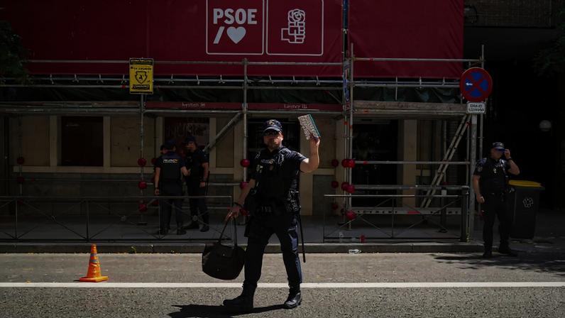 Agentes da Guarda Civil da Espanha na sede do PSOE, em Madri, nesta quarta-feira (27) (Foto: Borja Sanchez-Trillo/EFE)