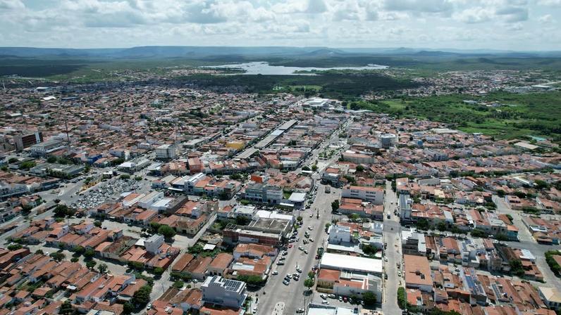 Vista aérea de Currais Novos, com destaque para a malha urbana integrada à paisagem da caatinga, no Seridó potiguar.