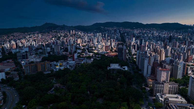 Vista do Rio de Janeiro ao entardecer, com mar e montanhas ao fundo