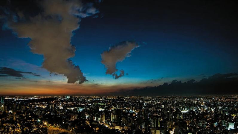 Vista aérea de cidade do interior paulista, com áreas verdes e edificações baixas