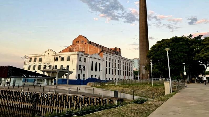 Centro de Porto Alegre ao entardecer, com movimento na orla do Guaíba. Crédito: Melhores Destinos.