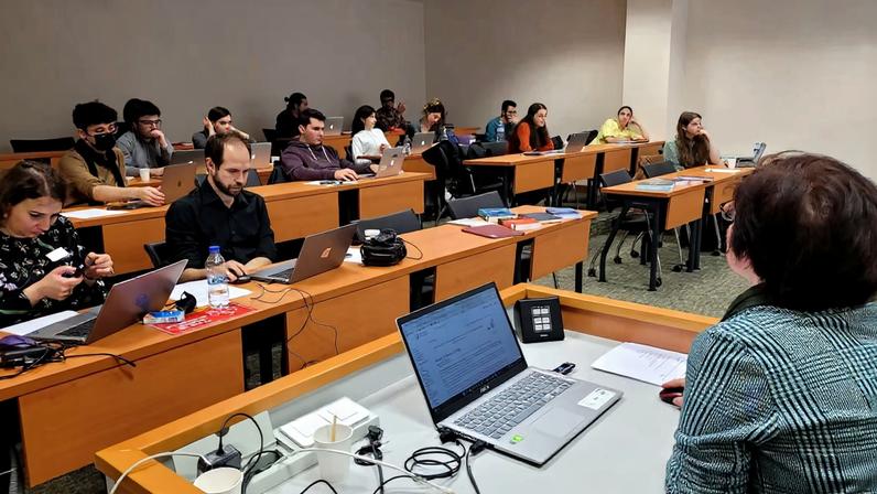 Centro de controle de operações ferroviárias, com painéis e operadores em atividade