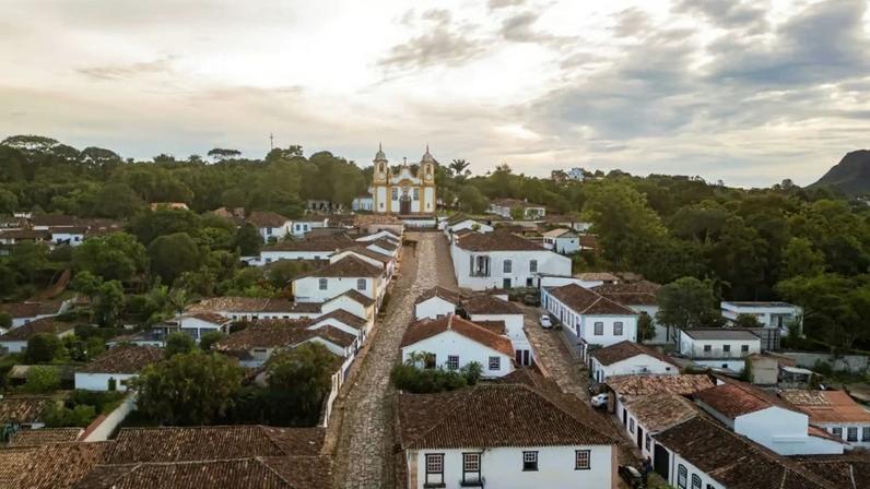 Motoniveladora trabalhando em estrada de terra no interior do Brasil