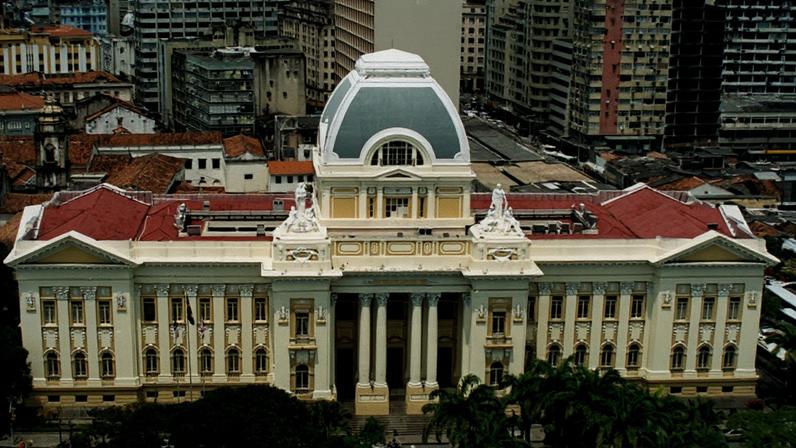 Fachada do Palácio da Justiça de Pernambuco, no Recife, em perspectiva panorâmica.