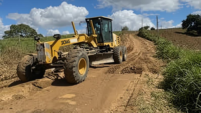 Retroescavadeira em manutenção de estrada vicinal
