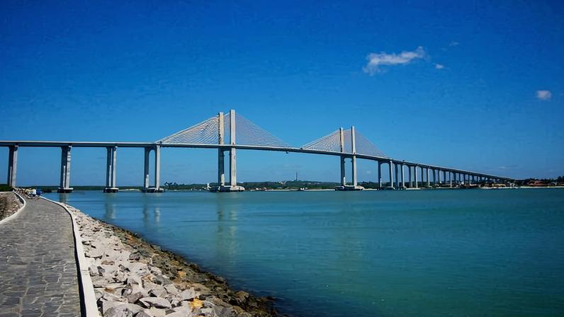 Vista aérea do Rio Tocantins e da ponte em Imperatriz MA, região das praias sazonais de veraneio.