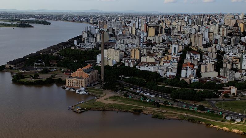 Centro Histórico e orla do Guaíba, em Porto Alegre, ao entardecer. Crédito: Porto Alegre Antigo — O MAIOR PRESENTE.