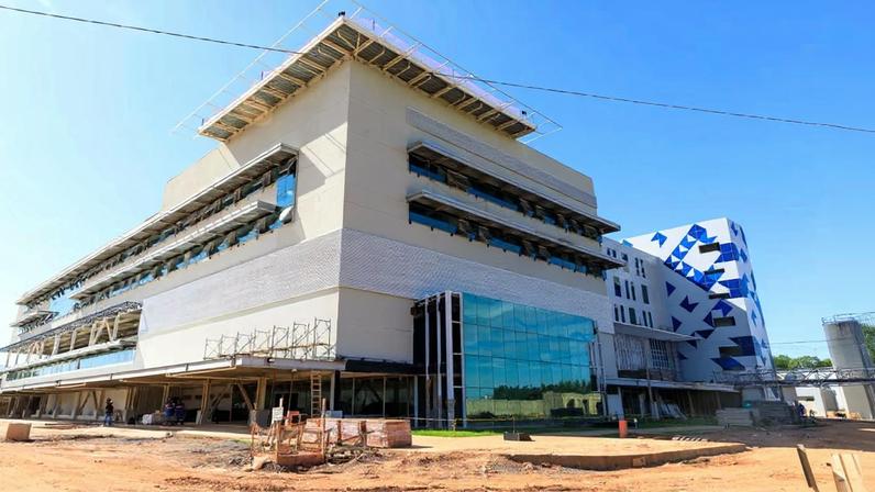 Fachada de hospital público em Mato Grosso, com identificação do SUS e composição horizontal