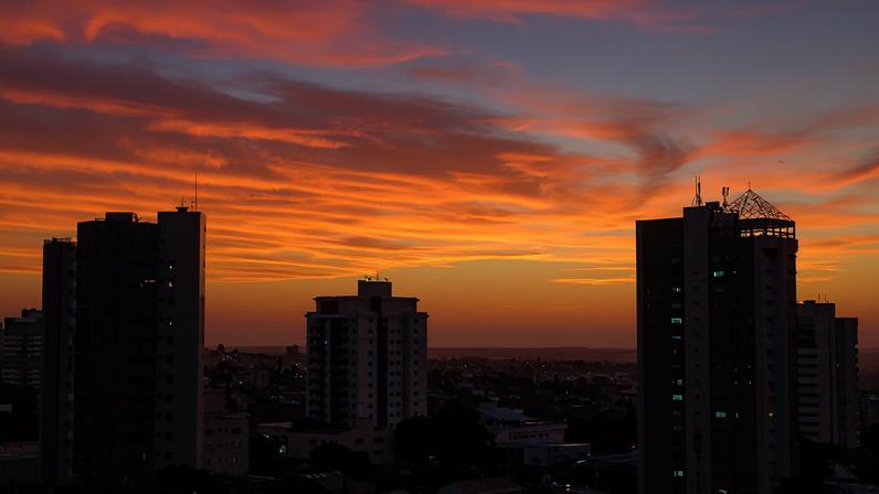 Máquinas em manutenção de estrada rural no interior do Paraná