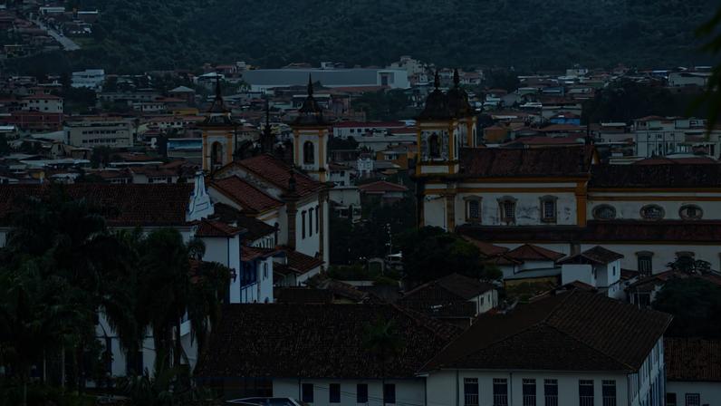 Paisagem urbana típica do interior de Minas Gerais, referência regional para Carbonita MG. Crédito: Portal EdiCase.