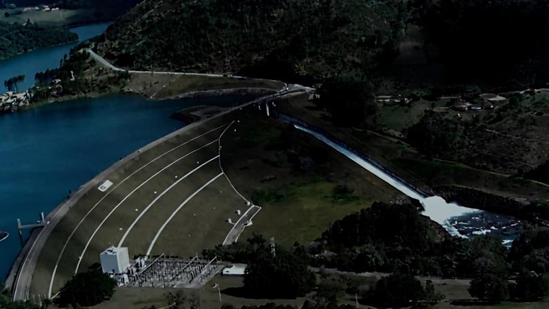 Vista aérea da represa em Caconde SP, com serras ao fundo