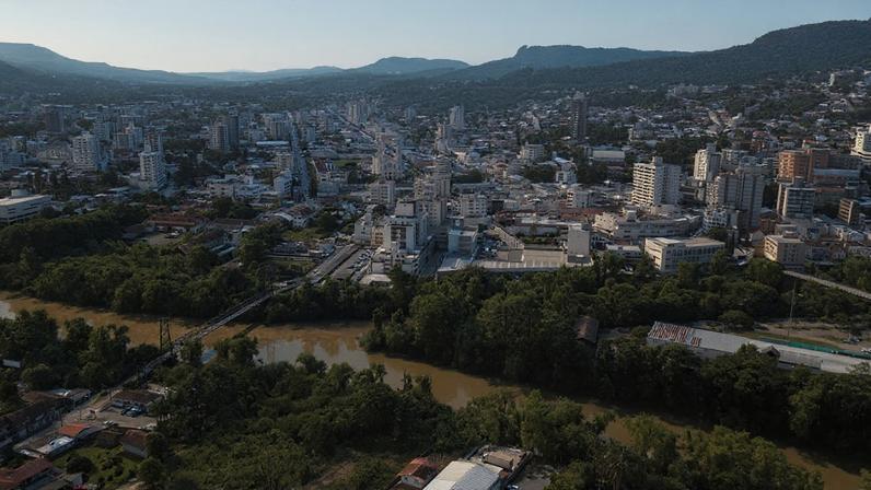 Vista panorâmica de Assis SP, com destaque para área urbana e vegetação ao fundo