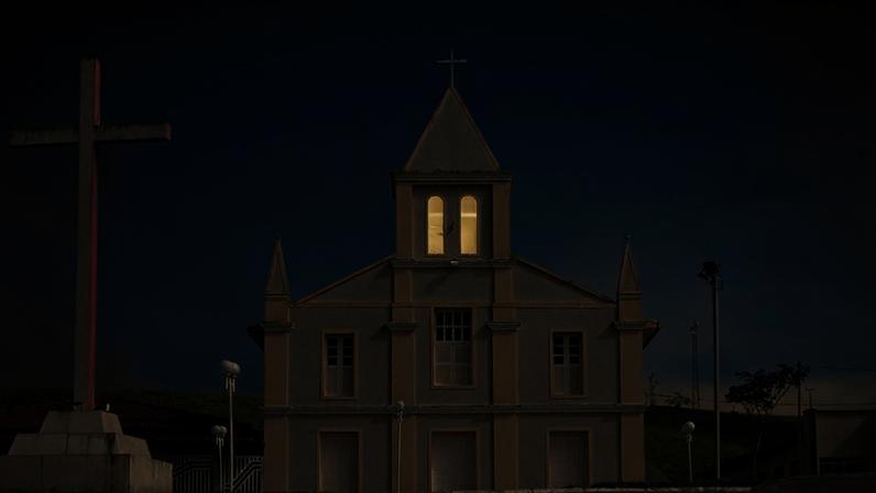 Igreja e praça no interior do Piauí