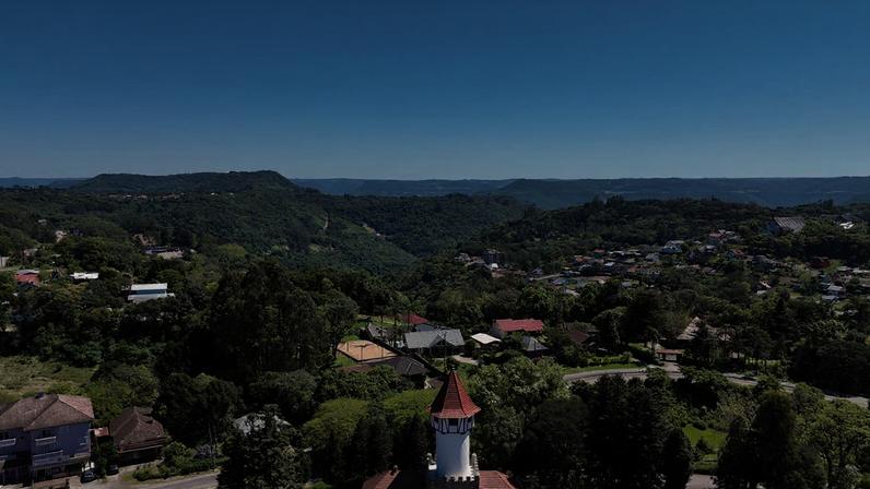 Paisagem urbana de Paraí RS, na Serra Gaúcha, com morros ao fundo