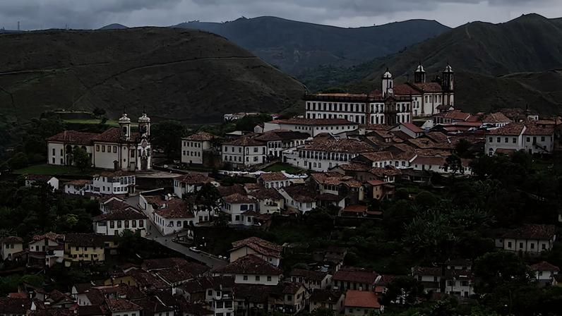 Vista aérea de Pratânia SP, com praça e igreja no centro da cidade