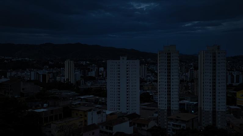 Vista aérea de cidade do interior paulista, com áreas urbanas e rurais, ruas e quarteirões ao fundo